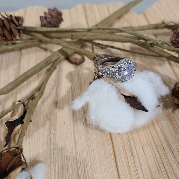 🎉🎉NEW🎉🎉LUXURIOUS!! Round CZ Ring in SILVER Plating - Picture 15 of 16